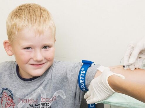 Il bambino dona il sangue per l'analisi in caso di sospetta infezione da parassiti