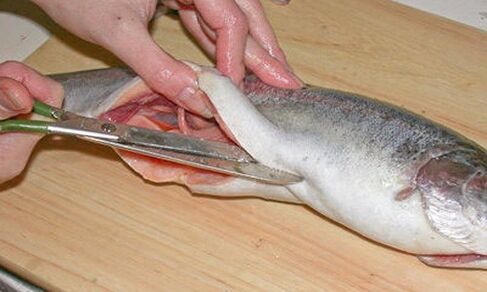 Tagliare con cura il pesce su un tagliere personale proteggerà dall'infestazione da parassiti