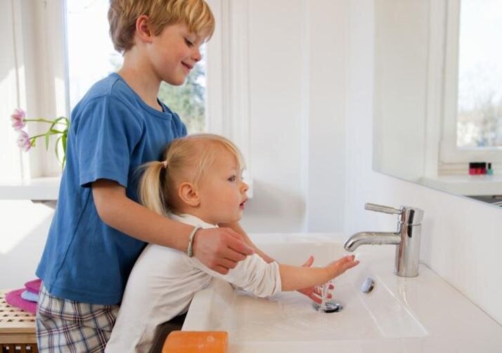 Fin dalla tenera età, il bambino deve essere introdotto alle regole dell'igiene personale. 