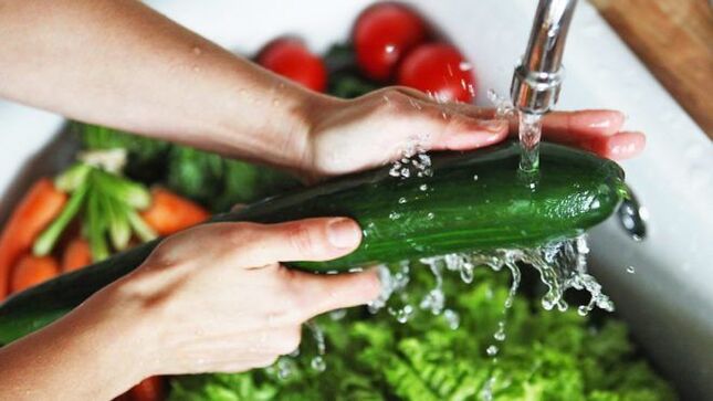 lavare le verdure per prevenire l'infezione da parassiti protozoari